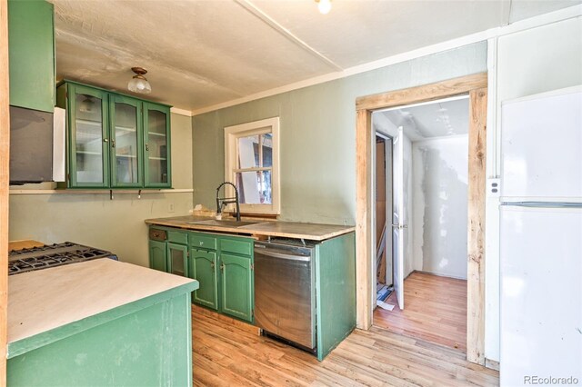 kitchen featuring green cabinets, sink, stainless steel appliances, and light hardwood / wood-style flooring