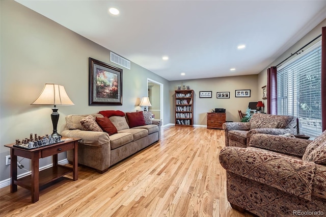 living area featuring recessed lighting, visible vents, baseboards, and light wood-style flooring