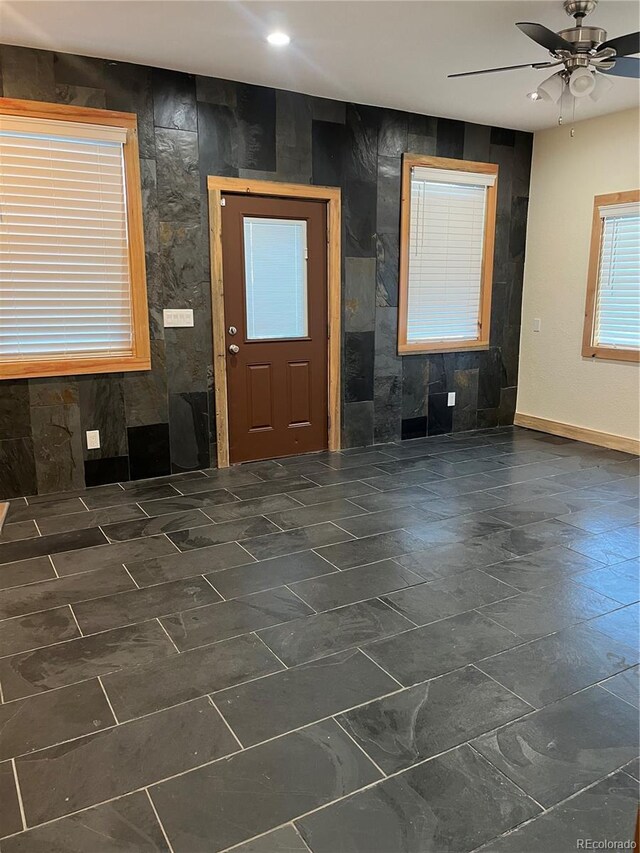 foyer entrance featuring ceiling fan