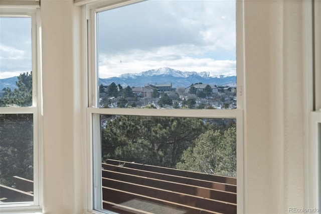 room details featuring a mountain view