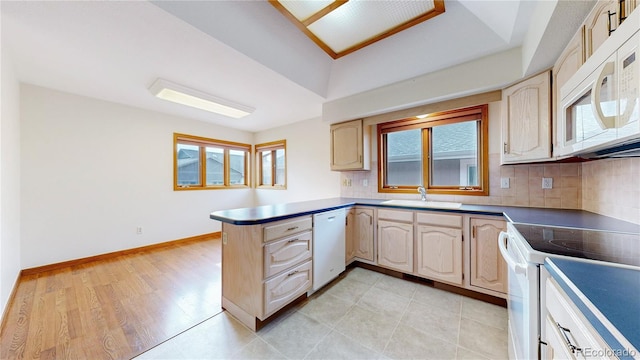 23 Carla Way, Broomfield, CO 80020 - kitchen featuring white appliances, a sink, a peninsula, tasteful backsplash, and light wood-type flooring