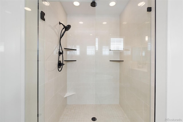 bathroom featuring a tile shower