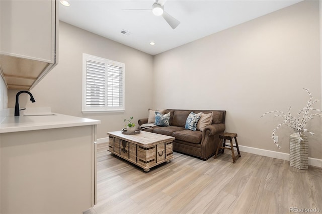 living room with recessed lighting, visible vents, light wood-style floors, ceiling fan, and baseboards