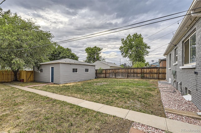 view of yard with an outdoor structure