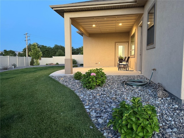 view of yard featuring a patio