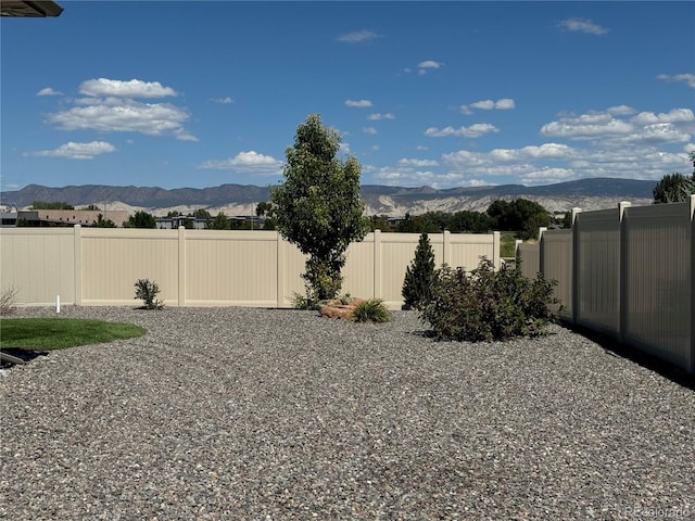 view of yard featuring a mountain view