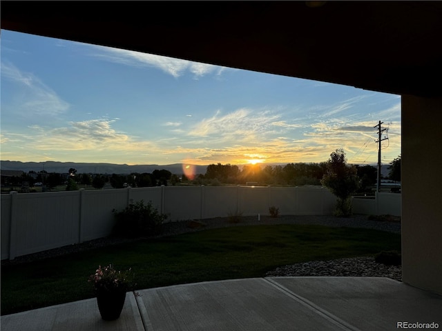 view of yard at dusk