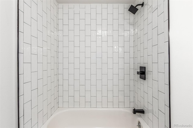 bathroom featuring tiled shower / bath