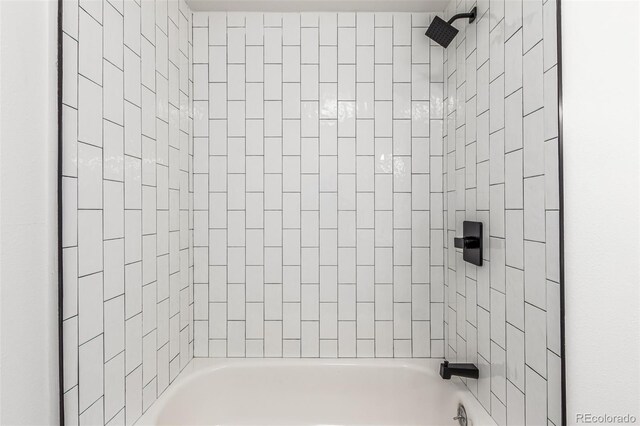 bathroom with tiled shower / bath