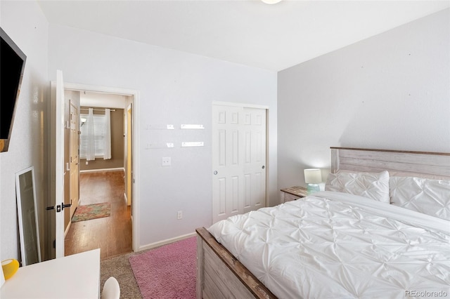 bedroom featuring carpet flooring, baseboards, and a closet