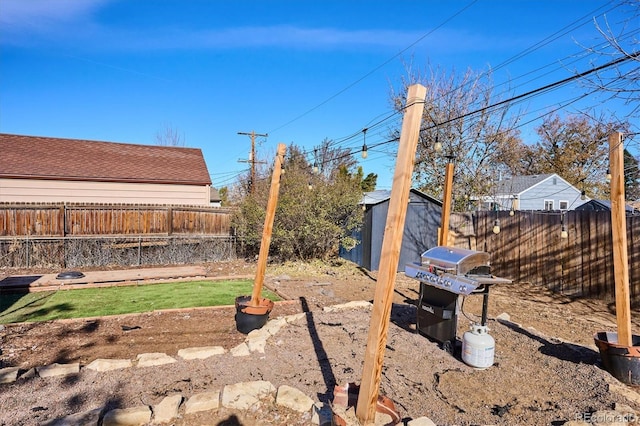 view of yard featuring a shed