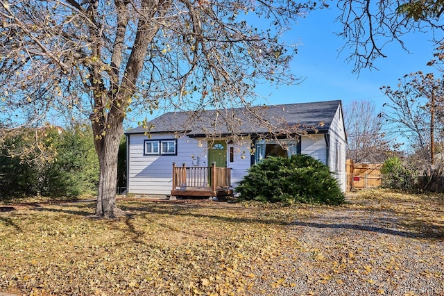 view of front of house featuring a front lawn