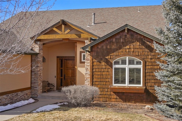 chalet / cabin featuring roof with shingles