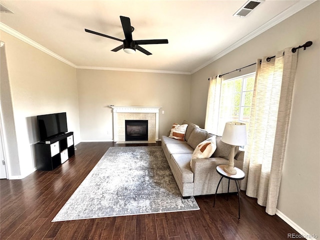 living area featuring crown molding, ceiling fan, visible vents, and dark wood-style floors