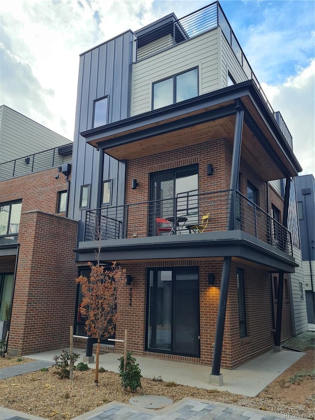 exterior space featuring a balcony