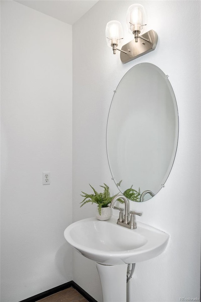 bathroom featuring sink