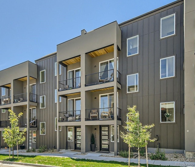 view of apartment building / complex