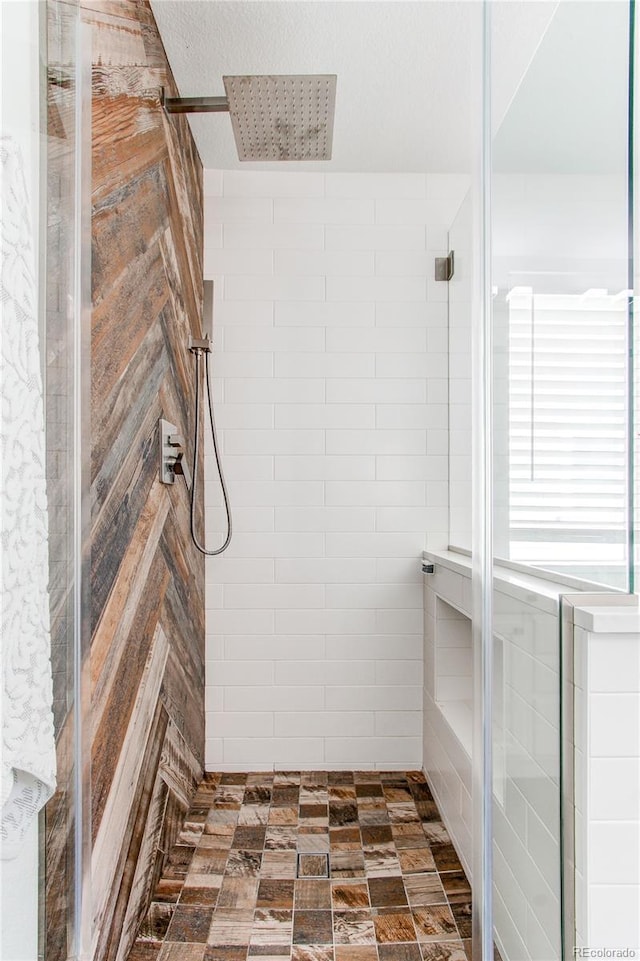bathroom featuring tiled shower