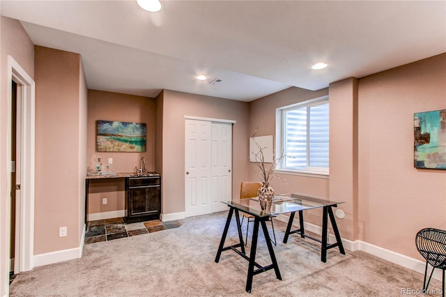 carpeted office with baseboards, indoor wet bar, recessed lighting, and visible vents