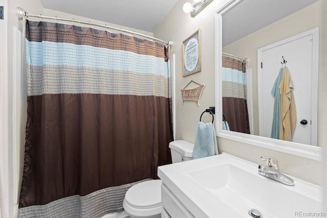 full bathroom featuring toilet, curtained shower, and vanity