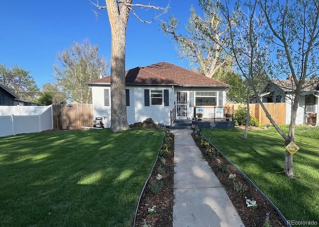 view of front facade featuring a front yard