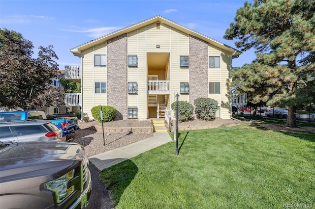 view of front of house featuring a front lawn