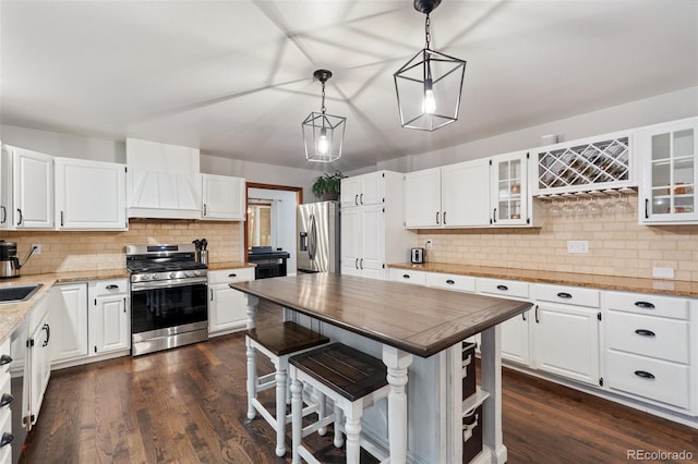 17540 Caribou Dr, Monument, CO 80132 - kitchen with stainless steel appliances, tasteful backsplash, and white cabinetry