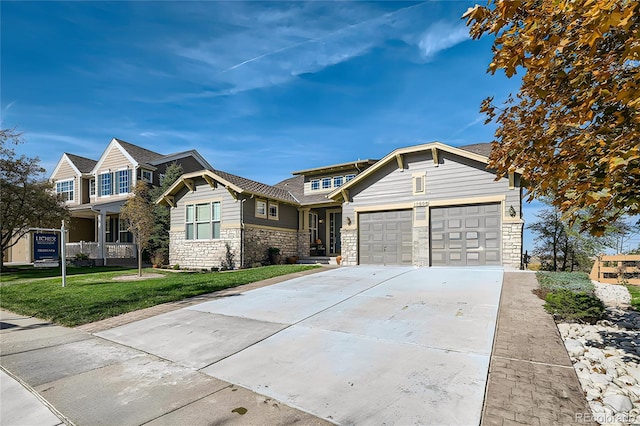 view of front of house featuring a front lawn and a garage