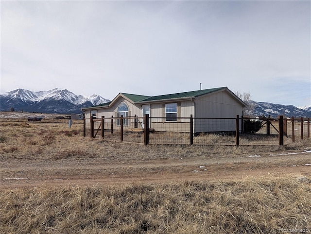 view of front of house featuring a mountain view