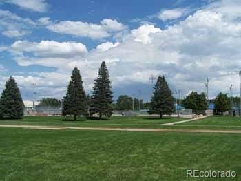 32 Powder Horn Pl, Longmont, CO 80504 - surrounding community featuring a yard