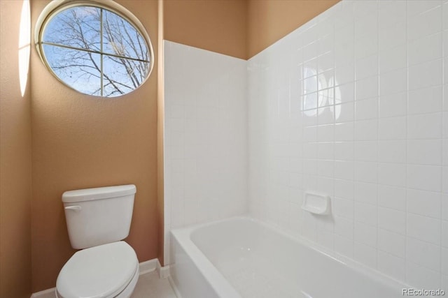 full bathroom featuring baseboards and toilet