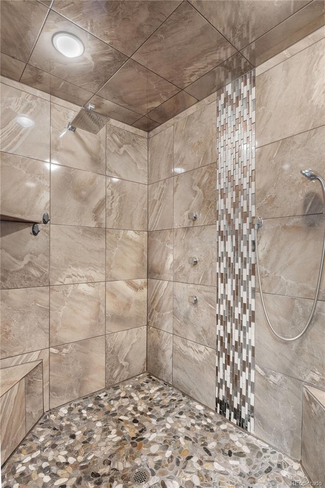 bathroom featuring a tile shower