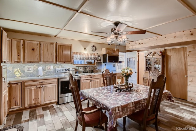 dining room featuring sink, light hardwood / wood-style flooring, and ceiling fan