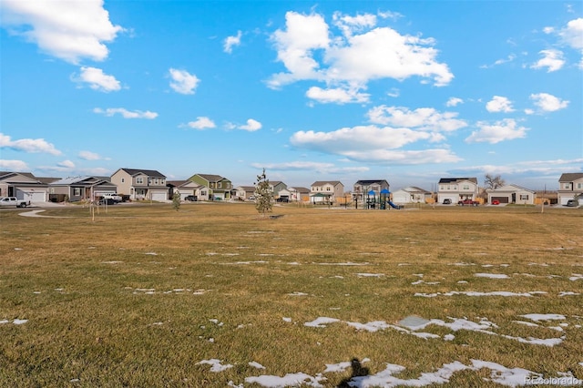 view of grassy yard featuring a residential view