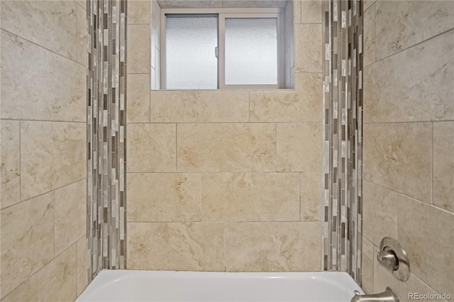 bathroom with tiled shower / bath