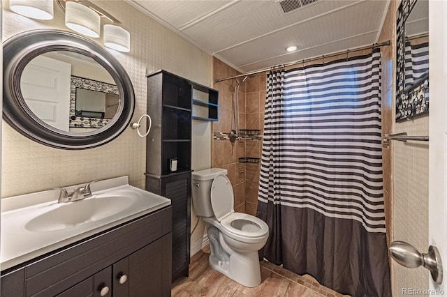 full bath with toilet, vanity, visible vents, and a shower with curtain