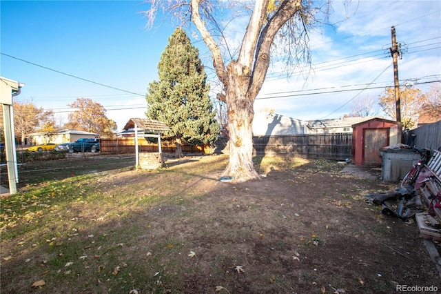 view of yard featuring a storage unit