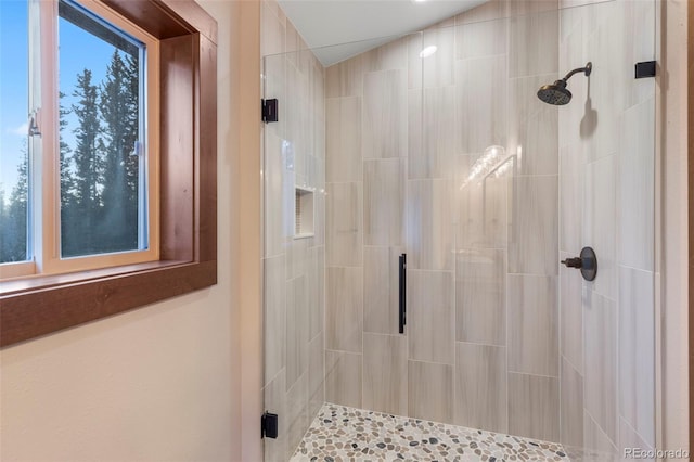 full bath with lofted ceiling and tiled shower