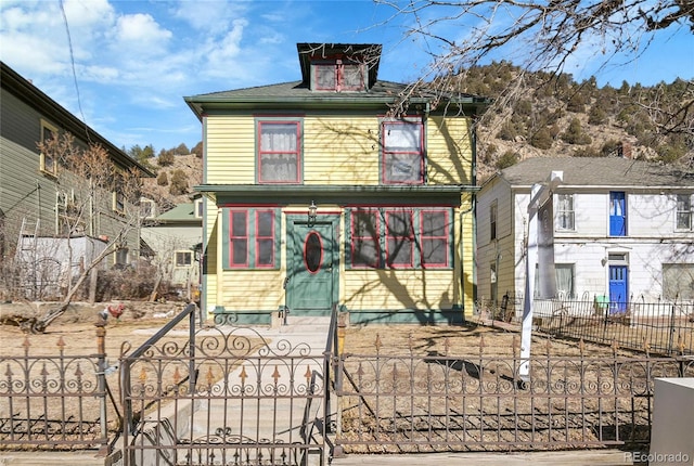 traditional style home featuring a fenced front yard