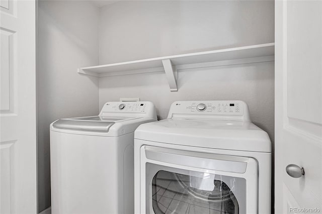 7511 S Sicily Way, Aurora, CO 80016 - laundry area featuring separate washer and dryer