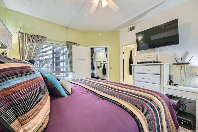 bedroom featuring ceiling fan and a textured ceiling