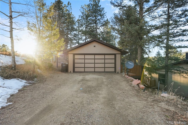 garage featuring dirt driveway