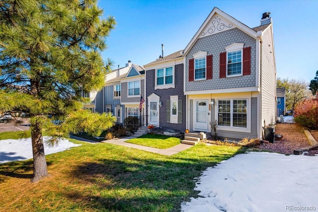 view of front of property featuring a front lawn