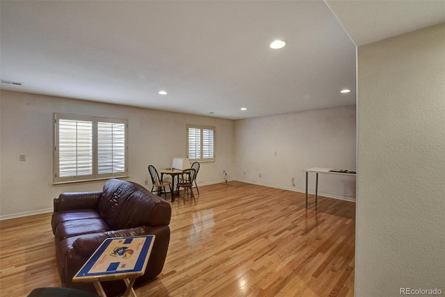 sitting room featuring light wood finished floors, recessed lighting, visible vents, and baseboards