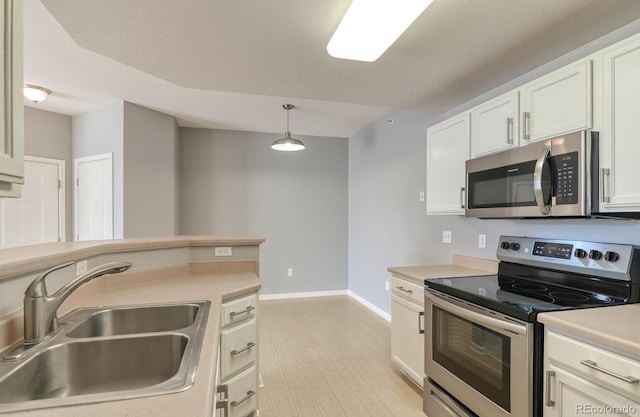 7440 S Blackhawk St Unit 12-204, Englewood, CO 80112 - kitchen featuring stainless steel appliances, a sink, baseboards, and light countertops