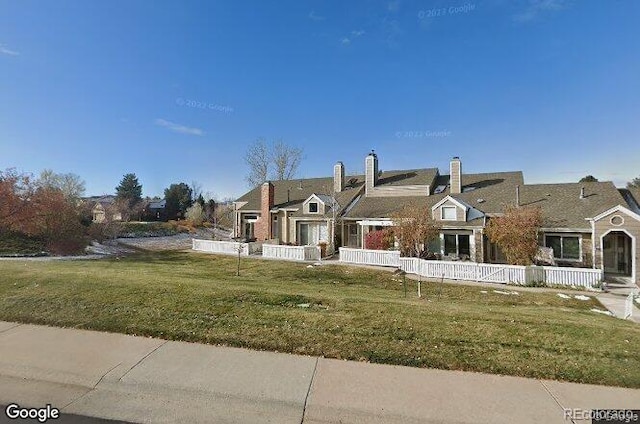 view of front of property featuring a front lawn