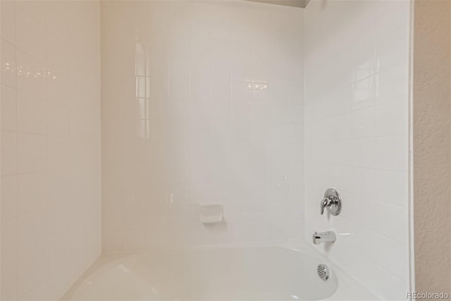 bathroom featuring tiled shower / bath combo