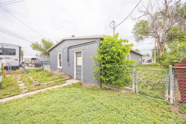 524 N 4th Ave, Sterling, CO 80751 - view of yard featuring a gate