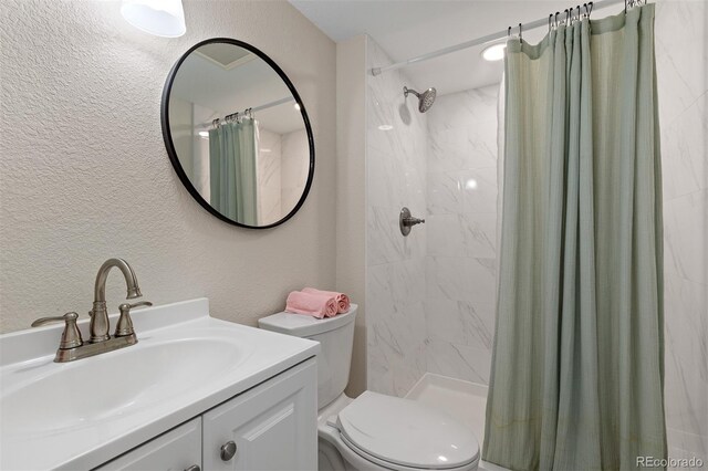 bathroom with toilet, a textured wall, and tiled shower