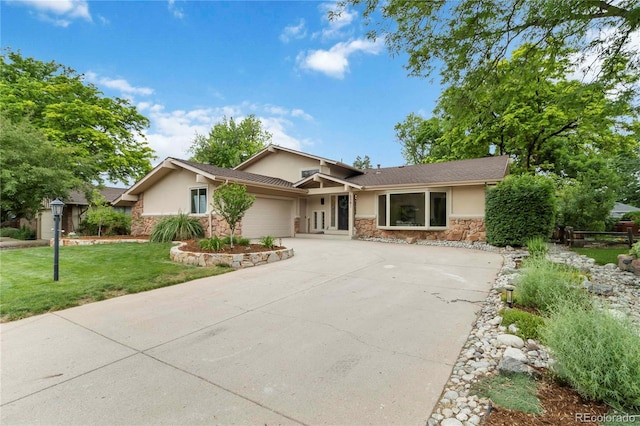 6581 E Heritage Pl, Englewood, CO 80111 - view of front of home with stone siding, stucco siding, a garage, and a front yard